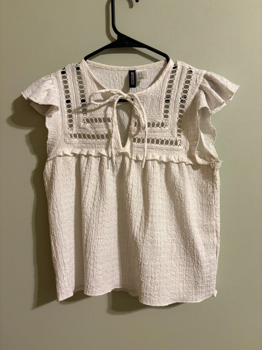H&M Divided Off White Textured Flutter Sleeve Peplum Blouse Eyelet Tie Neck Extr